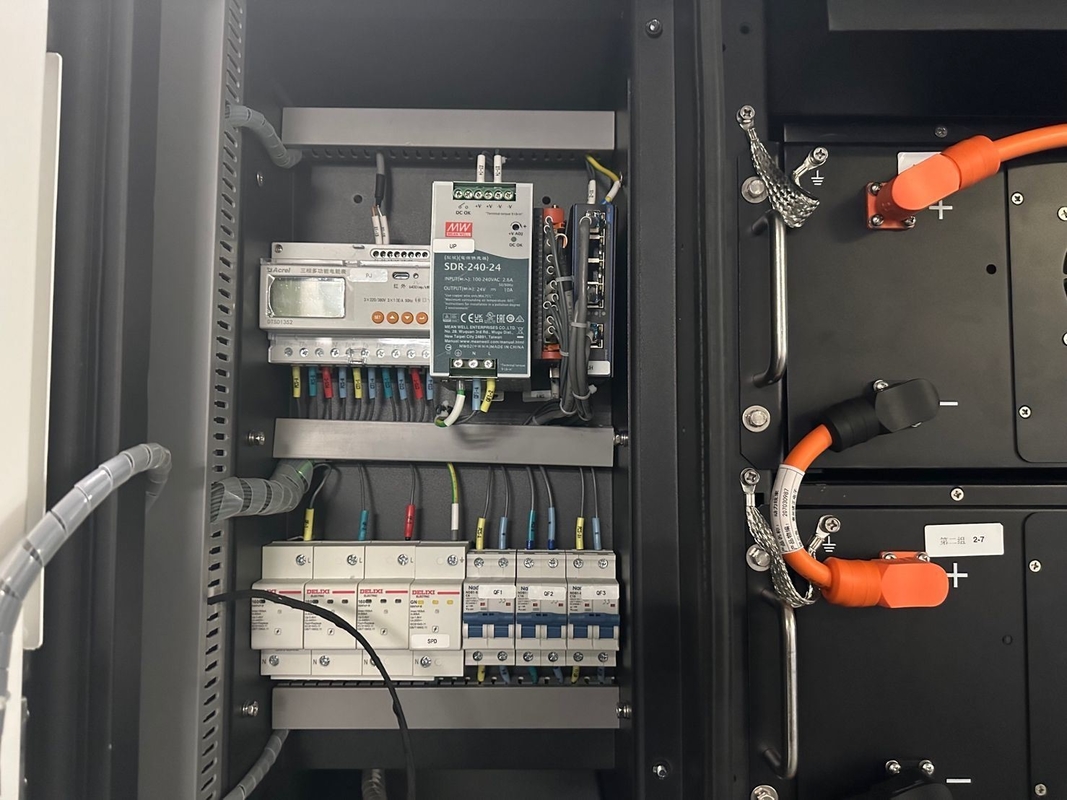 Buiten ESS kast Luchtgekoeld 229kwh LFP grote capaciteit voor park energieopslag en back-up stroomvoorziening
